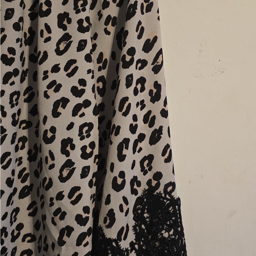Elegant Black and White Leopard Blouse with Lace Trim - Picture 12 of 15